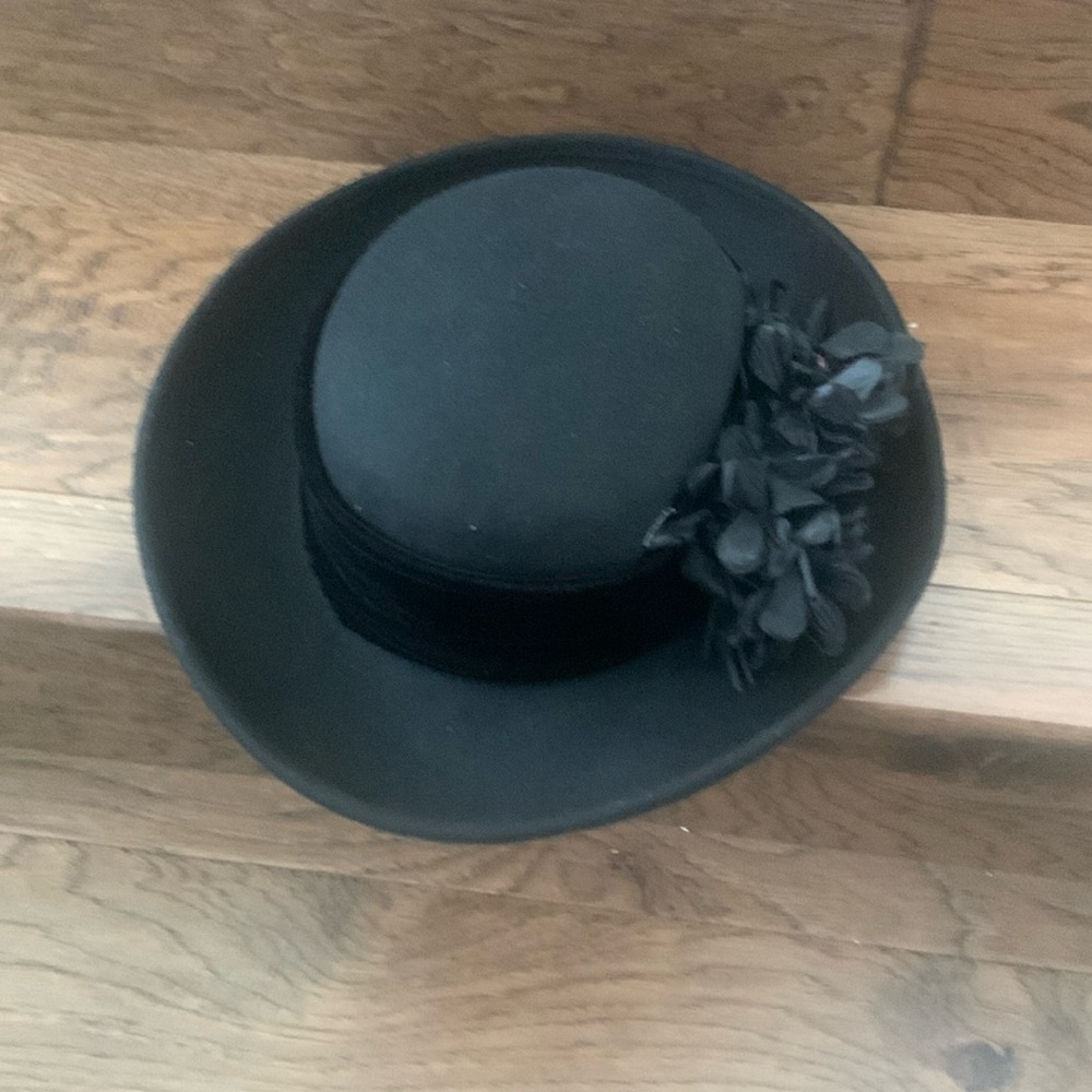 Hat by August in black.